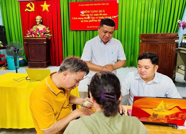 People in Ho Chi Minh City receive money as gifts on National Day on the evening of August 31. (Photo: Phu Loi Ward)
