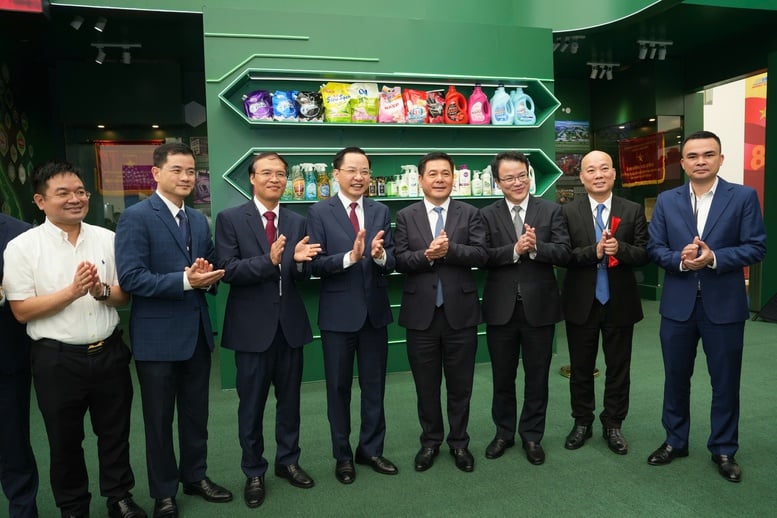 VINACHEMMART nhận được sự quan tâm lớn tại Triển lãm quốc gia 80 năm hành trình Độc lập – Tự do – Hạnh phúc- Ảnh 4.