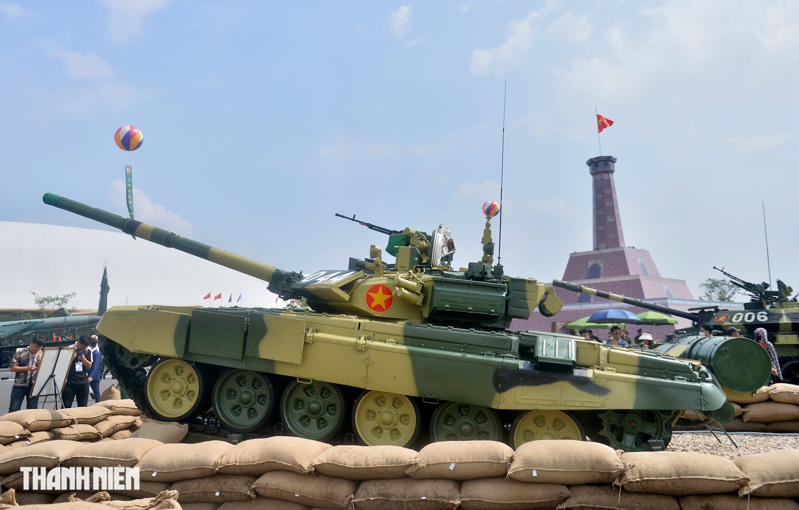 Điểm đặc biệt của xe tăng T-90S 'nắm đấm thép' của quân đội tham gia A80 - Ảnh 1.
