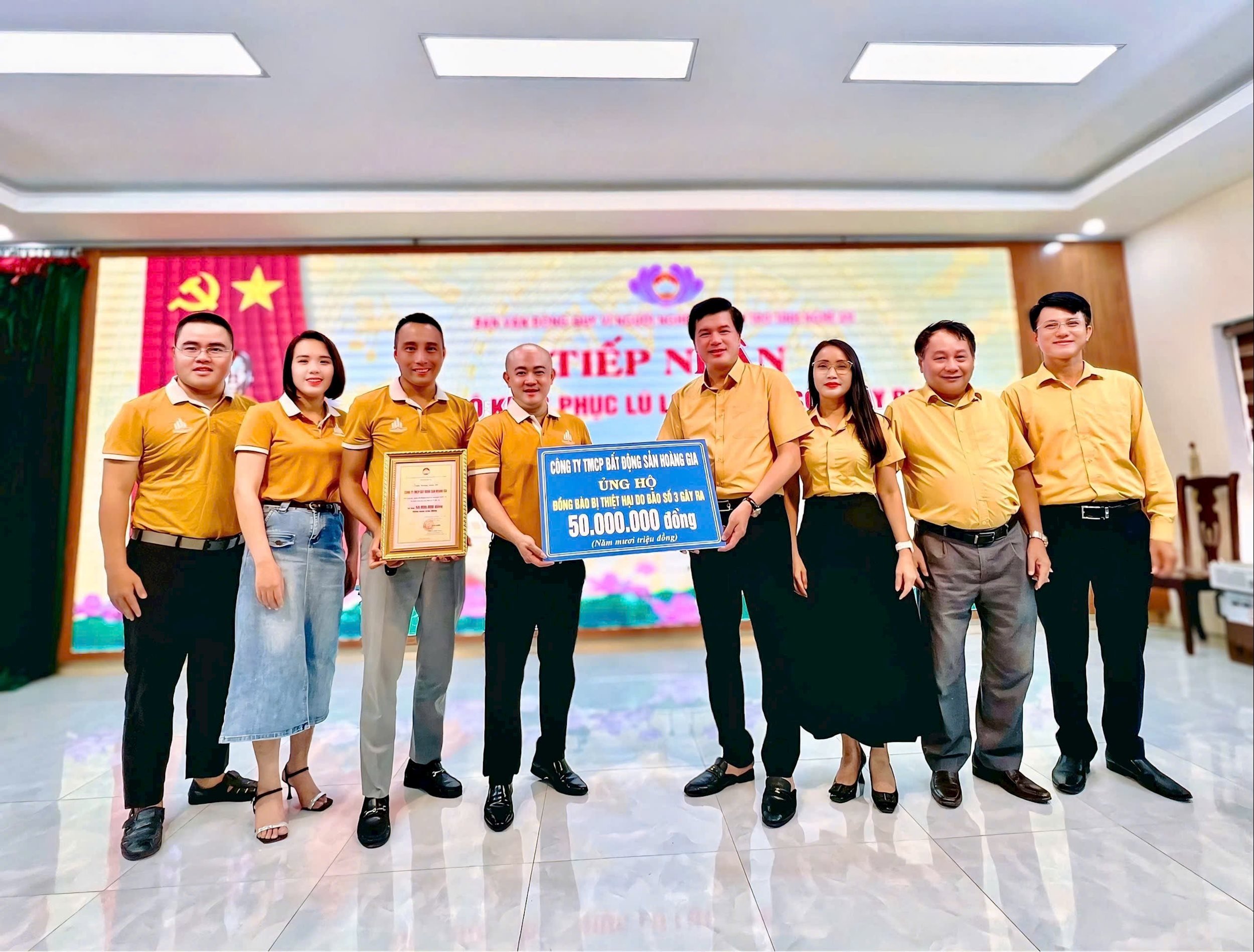 บริษัท Hoang Gia Automobile and Real Estate Trading Joint Stock บริจาคเงิน 50 ล้านดองให้กับประชาชนในเขตจังหวัดเหงะอานตะวันตกที่ได้รับความเสียหายจากพายุหมายเลข 3 ที่ผ่านมา