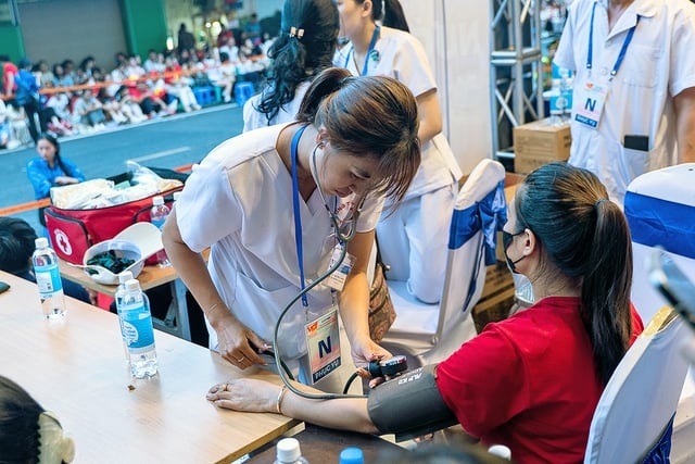 Đội ngũ y tế kịp thời hỗ trợ người dân gặp vấn đề sức khỏe khi tham dự đại lễ- Ảnh 2.