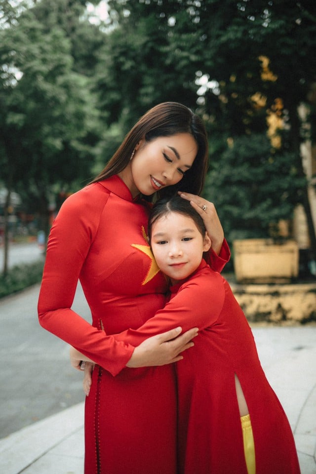 Con gái lai Tây của Hà Anh hanh phúc, hân hoan diện áo dài cờ đỏ sao vàng  - Ảnh 3.