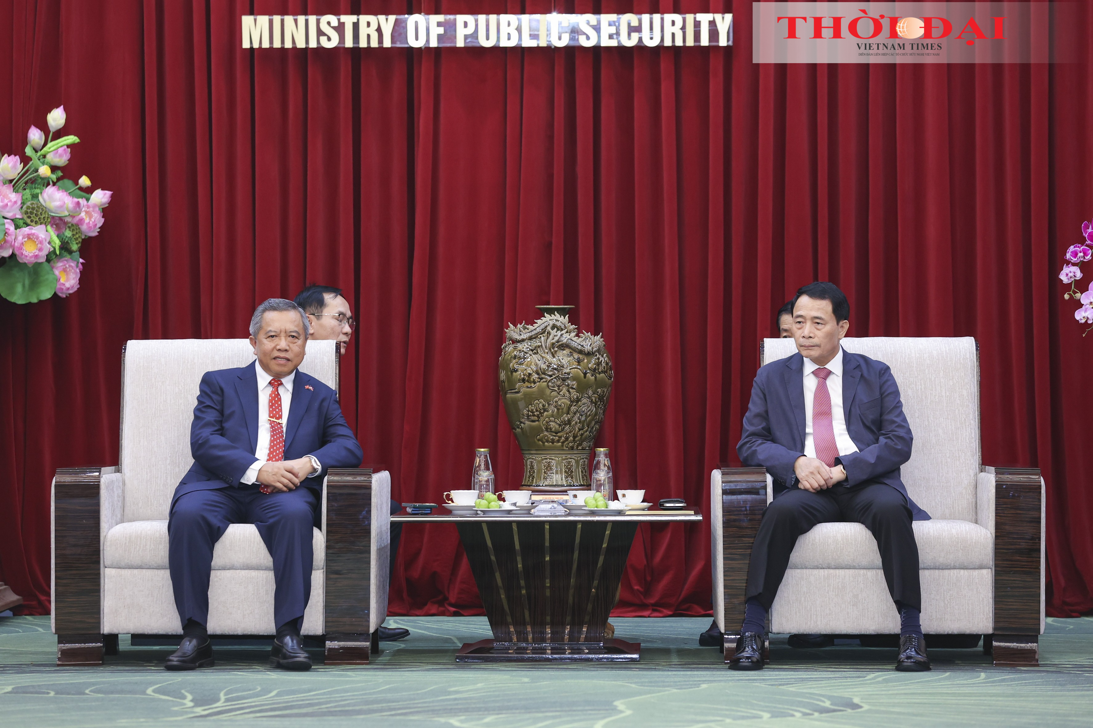 Ông Lê Quốc Hùng (bên phải), Thứ trưởng Bộ Công an, Chủ tịch Hội hữu nghị Việt Nam - Lào trong Công an nhân dân trao đổi với ông Boviengkham Vongdara, Ủy viên Trung ương Đảng, Bộ trưởng Bộ Công nghệ và Truyền thông Lào, Chủ tịch Hội hữu nghị Lào - Việt Nam. (Ảnh: Đinh Hòa)