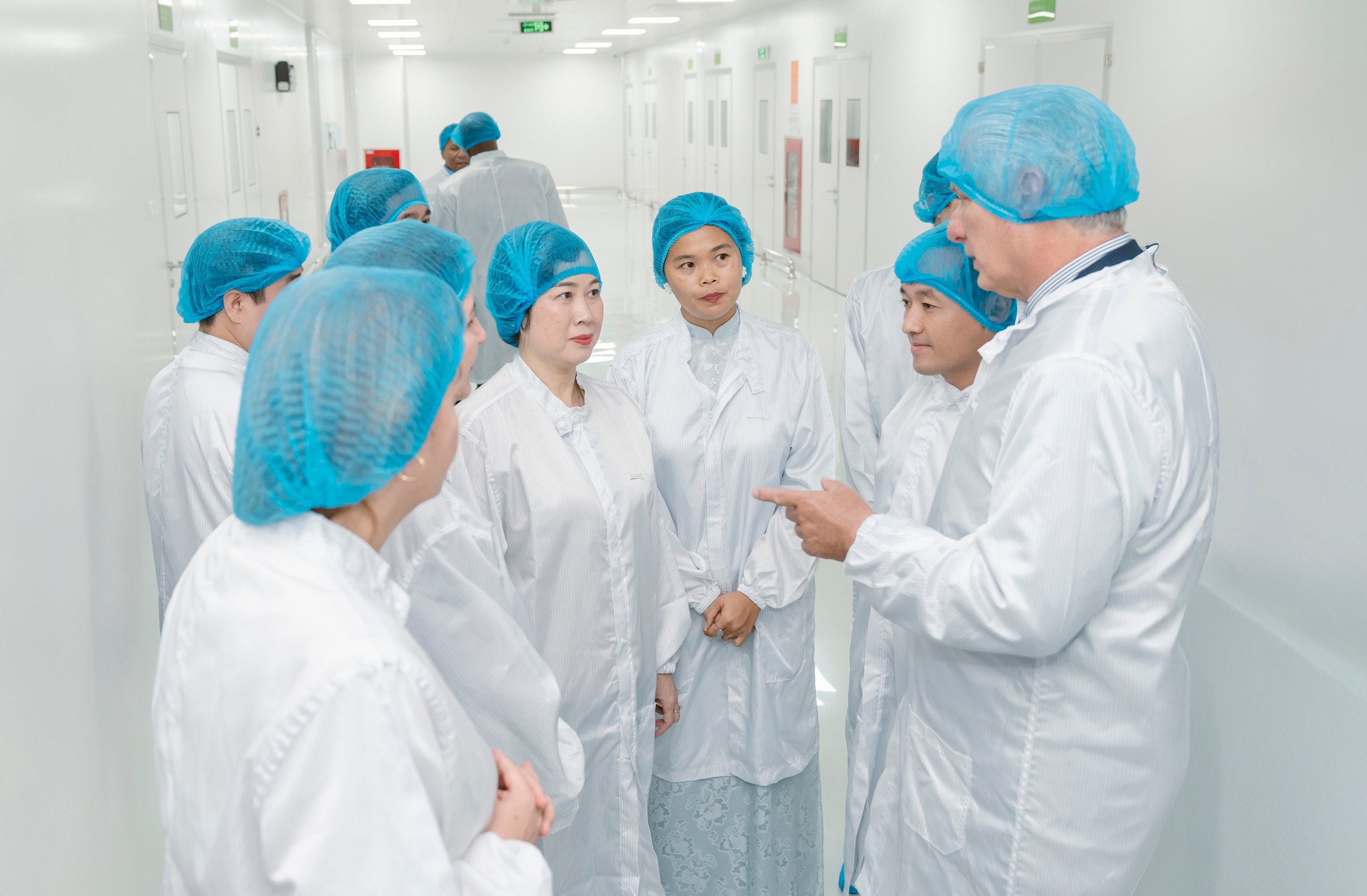 Việt Nam nhận chuyển giao công nghệ sản xuất thuốc điều trị ung thư của Cuba   - Ảnh 1.