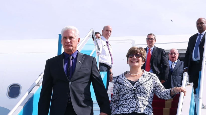 Bí thư Thứ nhất, Chủ tịch nước Cuba Miguel Díaz-Canel Bermúdez và Phu nhân đến Sân bay quốc tế Nội Bài, Hà Nội. (Ảnh: TTXVN)