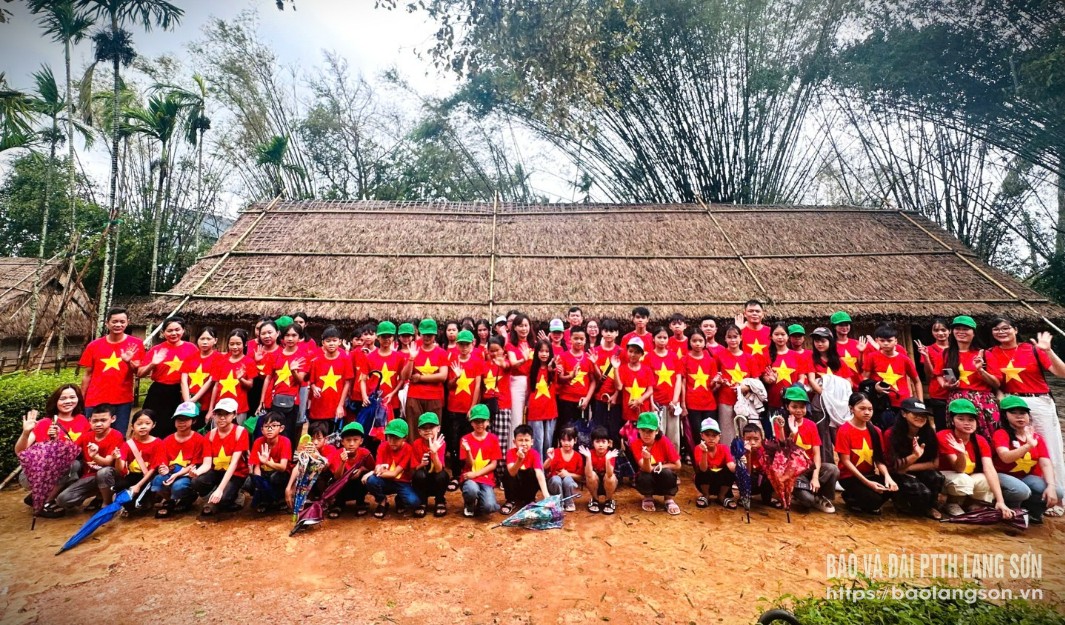 Các học sinh khuyết tật, trẻ mồ côi, trẻ có hoàn cảnh khó khăn chụp ảnh lưu niệm tại Khu di tích lịch sử Kim Liên, tỉnh Nghệ An