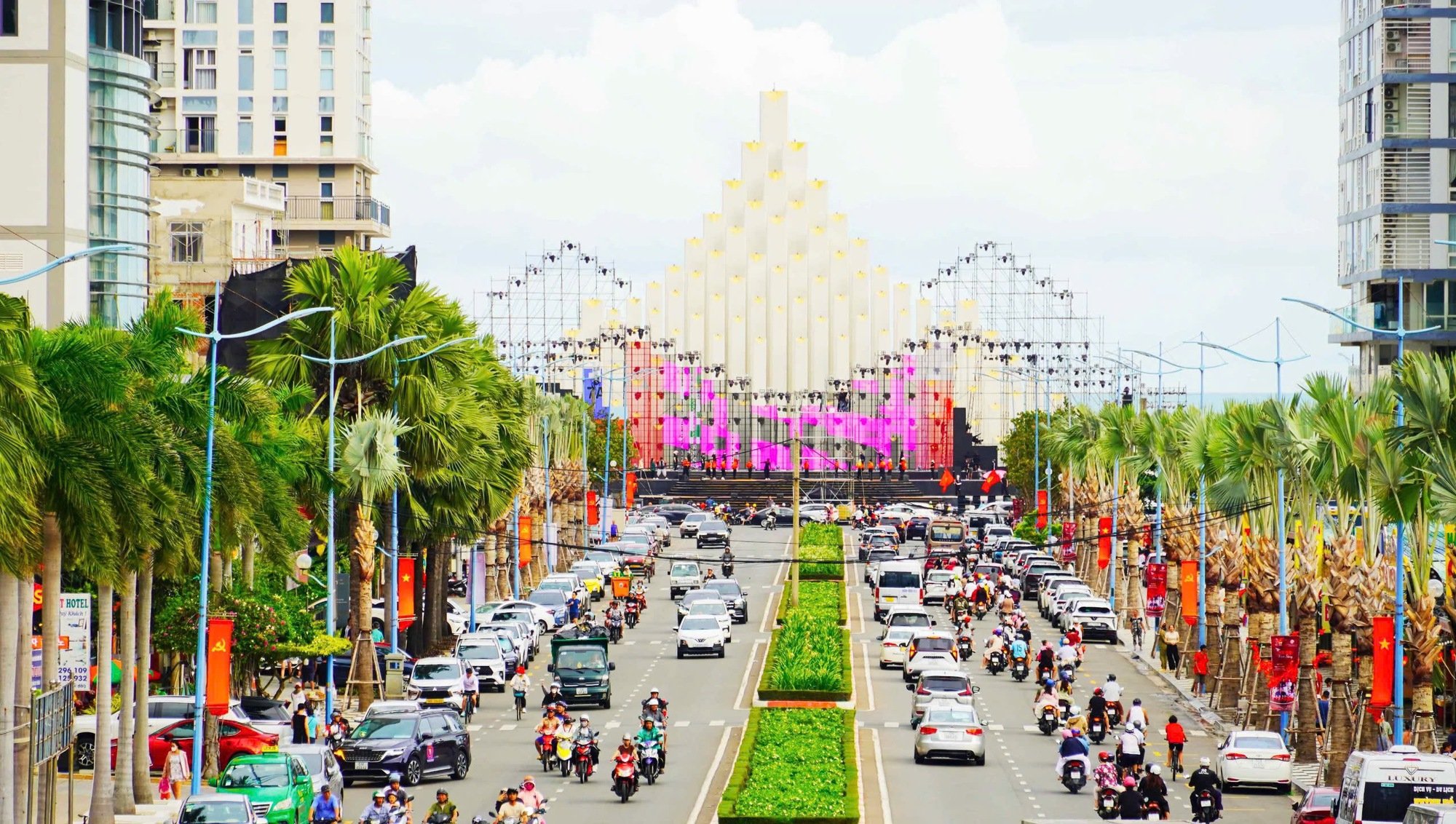 Hình ảnh du khách nô nức check-in Quảng trường Tam Thắng, Vũng Tàu- Ảnh 1.