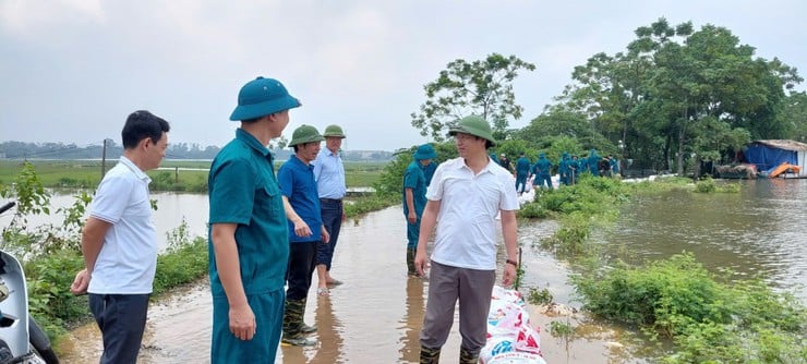 Xã Phú Nghĩa: Huy động lực lượng ứng cứu, bảo vệ an toàn đê- Ảnh 1.
