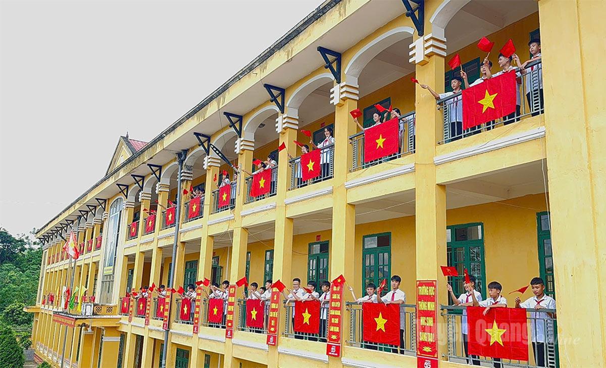 Die rote Flagge mit dem gelben Stern leuchtet hell an der Vinh Quang Secondary School in der Gemeinde Kim Binh.
