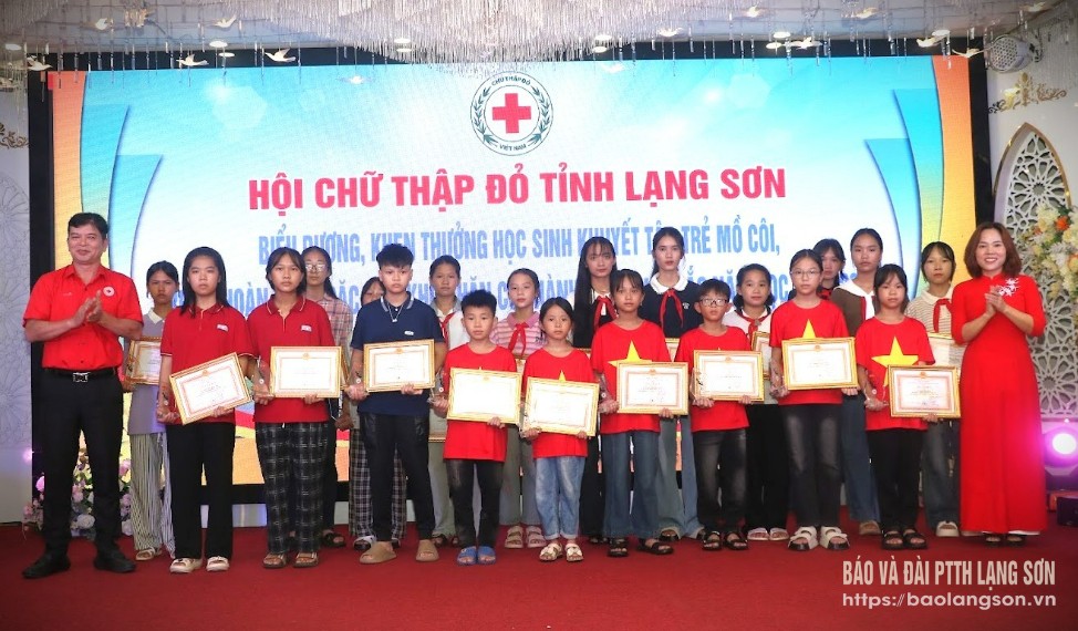 Các học sinh khuyết tật, trẻ mồ côi, trẻ có hoàn cảnh khó khăn nhận giấy khen tại chương trình