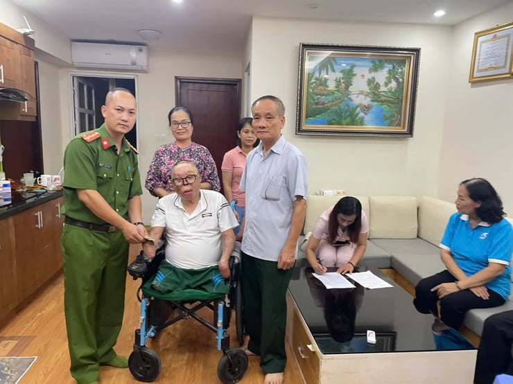 Phường Long Biên triển khai tặng quà nhân dịp Quốc khánh 2/9- Ảnh 2.