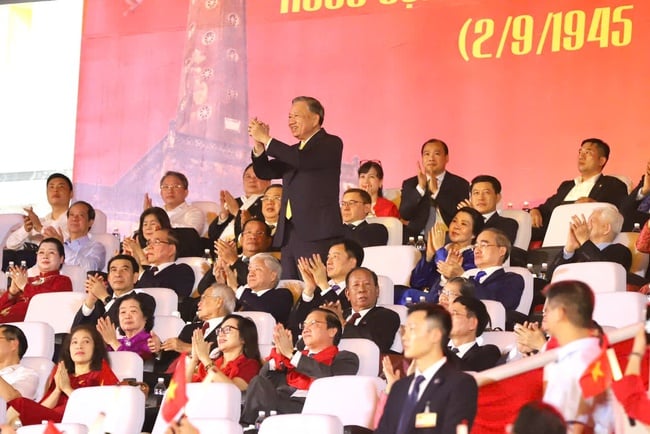 Bộ trưởng Nguyễn Văn Hùng: Khi âm nhạc vang lên, lòng người sẽ xích lại để cùng nắm tay kết đoàn dựng xây đất nước - Ảnh 1.