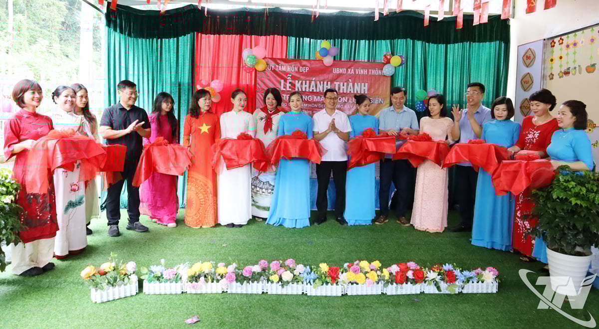 Upacara pemotongan pita untuk pembukaan ruang kelas di TK Lung Sien