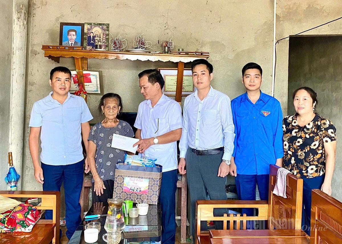 Les dirigeants de la commune de Bang Hanh ont visité et offert des cadeaux aux familles des martyrs à l'occasion du 80e anniversaire de la Révolution d'août et de la Fête nationale le 2 septembre.