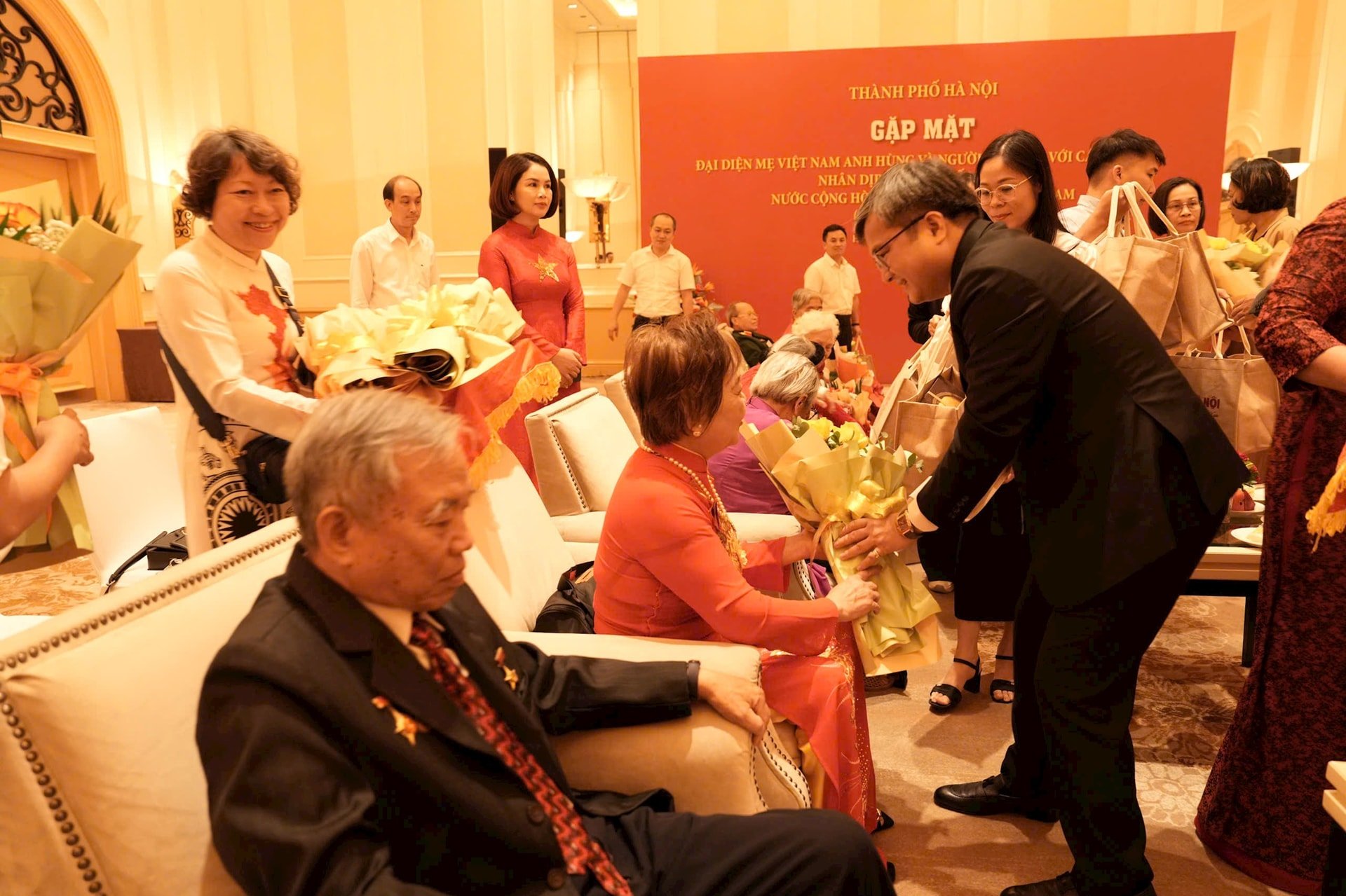 市人民委員会副委員長のチュオン・ベト・ズン氏が、会議に出席した代表団に花束と贈り物を贈呈した。写真：ディン・ヒエップ