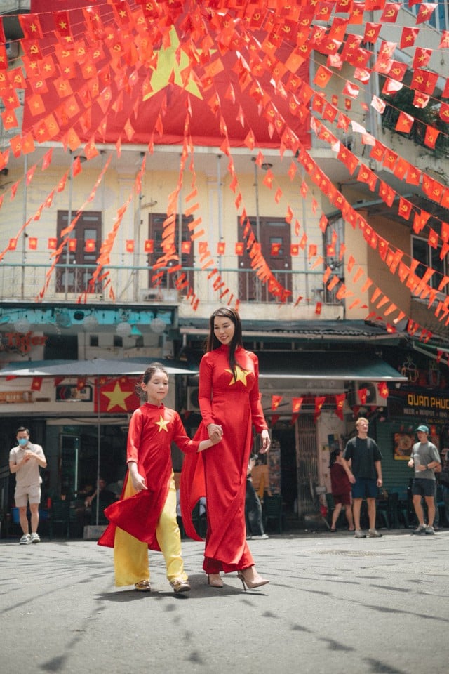 Con gái lai Tây của Hà Anh hanh phúc, hân hoan diện áo dài cờ đỏ sao vàng  - Ảnh 6.