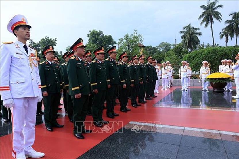 Đoàn đại biểu Quân uỷ Trung ương - Bộ Quốc phòng đến đặt vòng hoa tại Đài tưởng niệm các Anh hùng liệt sĩ. Ảnh: TTXVN

