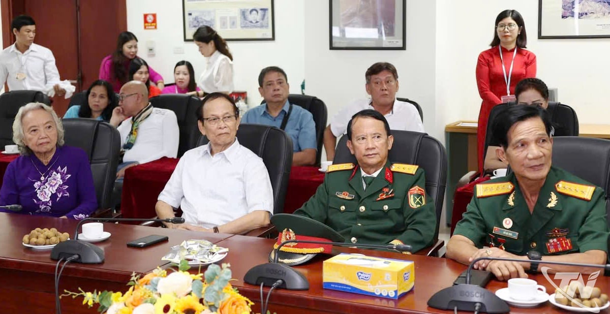 សមមិត្ត និងមិត្តរួមថ្នាក់វិទ្យាល័យ Hero Martyr Vu Xuan បានចូលរួមព្រឹត្តិការណ៍នេះ។