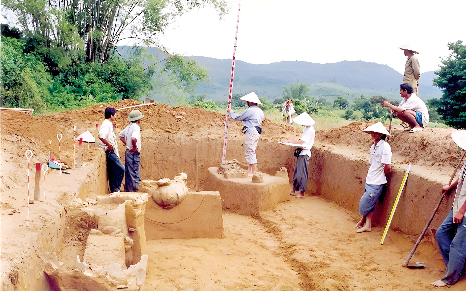 Các chuyên gia khai quật di tích Tiên Lãnh