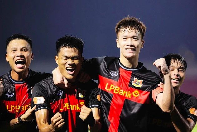 Ninh Bình tạo sóng lớn, cuộc đua vô địch V-League nghẹt thở: Đội nào đuổi kịp được đây! - Ảnh 1.