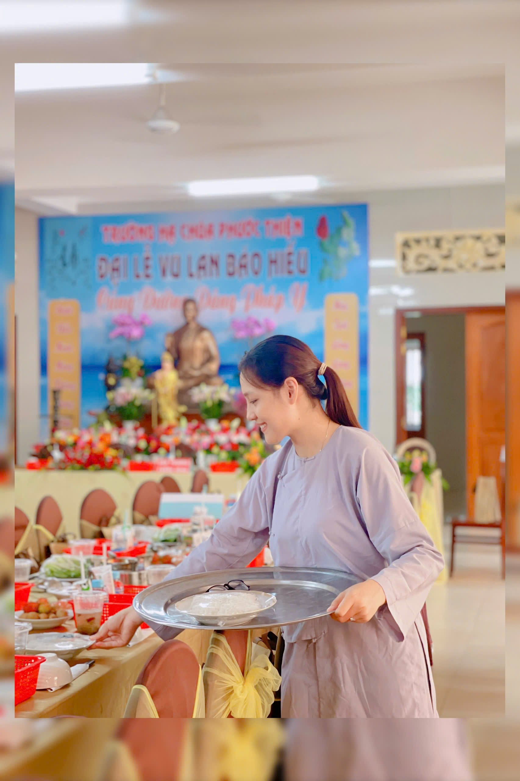 Bất ngờ với thành tích, nhan sắc của 
