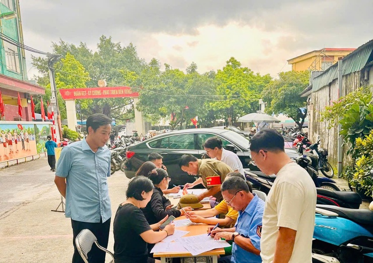 Phường Long Biên triển khai tặng quà nhân dịp Quốc khánh 2/9- Ảnh 1.
