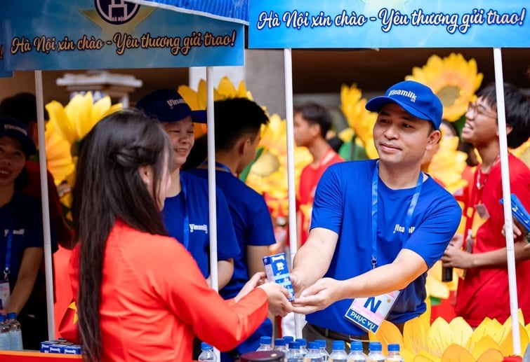 Gần 1 triệu sản phẩm Vinamilk tiếp thêm dinh dưỡng cho các lực lượng diễu binh, diễu hành và người dân tham gia Lễ Kỷ niệm 80 năm Quốc khánh 2/9- Ảnh 1.