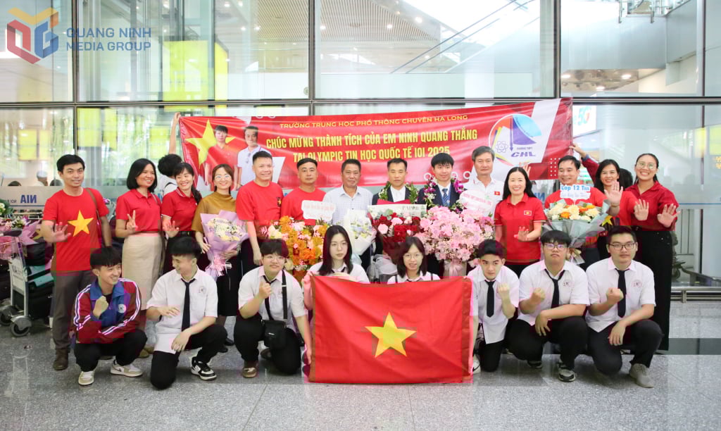 Professores da Escola Ha Long High School for the Gifted e alunos da turma especializada em TI do ano letivo de 2022-2025 compartilharam alegria com Ninh Quang Thang.