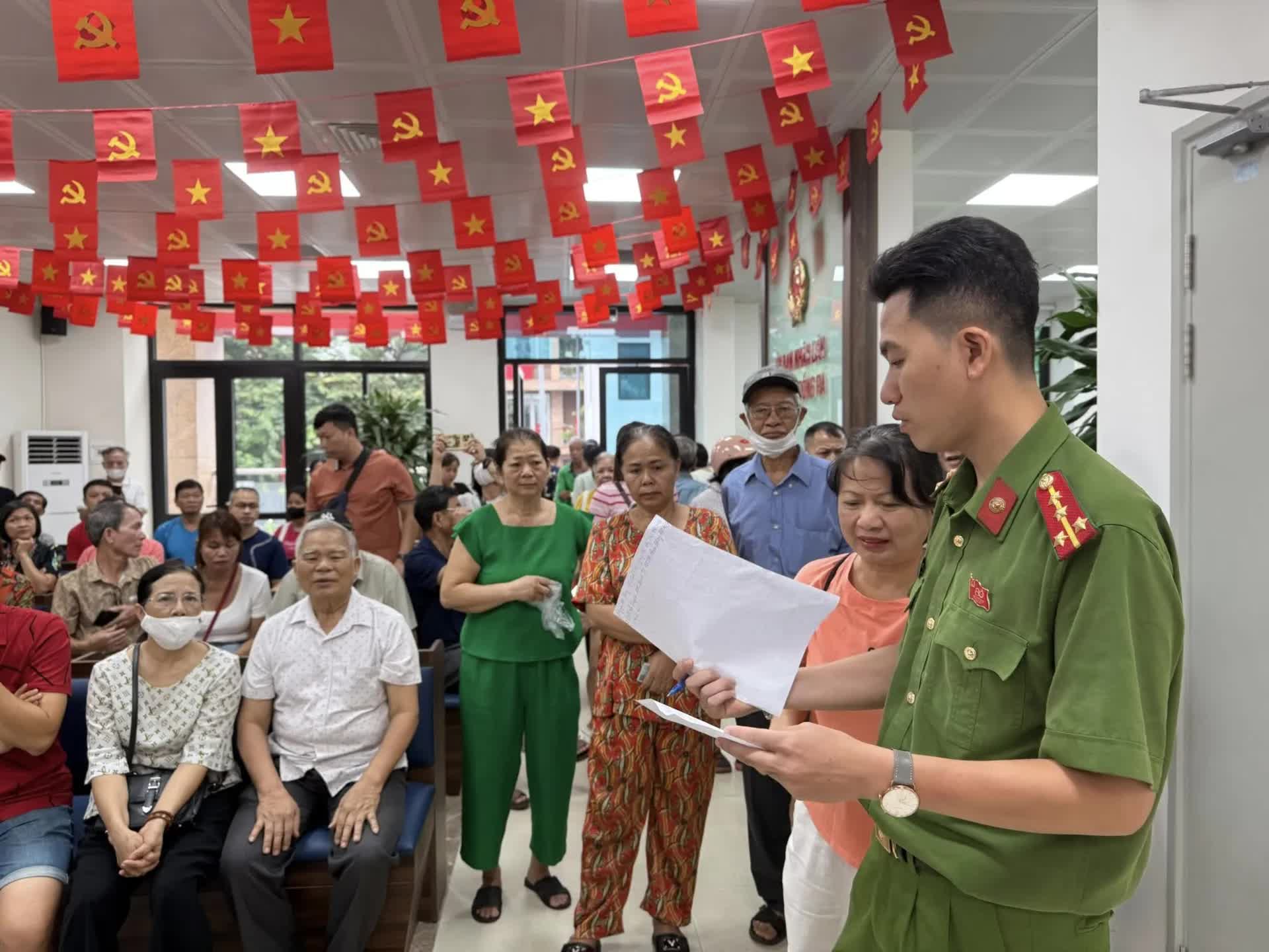 Người dân phường Đống Đa phấn khởi nhận quà nhân kỷ niệm 80 năm Quốc khánh- Ảnh 2.