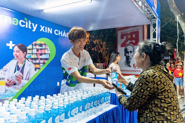 Đội ngũ y tế kịp thời hỗ trợ người dân gặp vấn đề sức khỏe khi tham dự đại lễ- Ảnh 1.