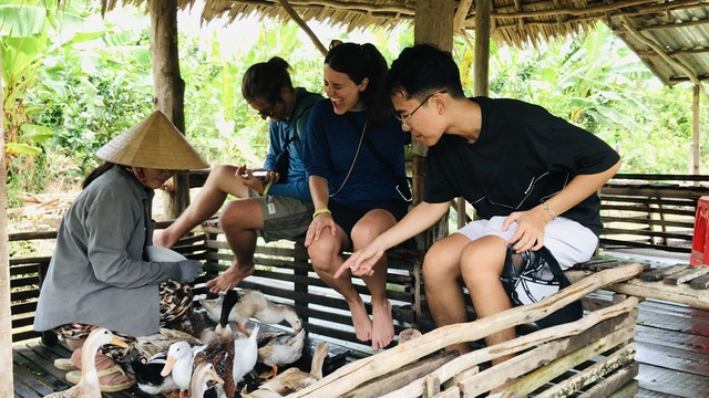 Pelancong asing menikmati pengalaman 