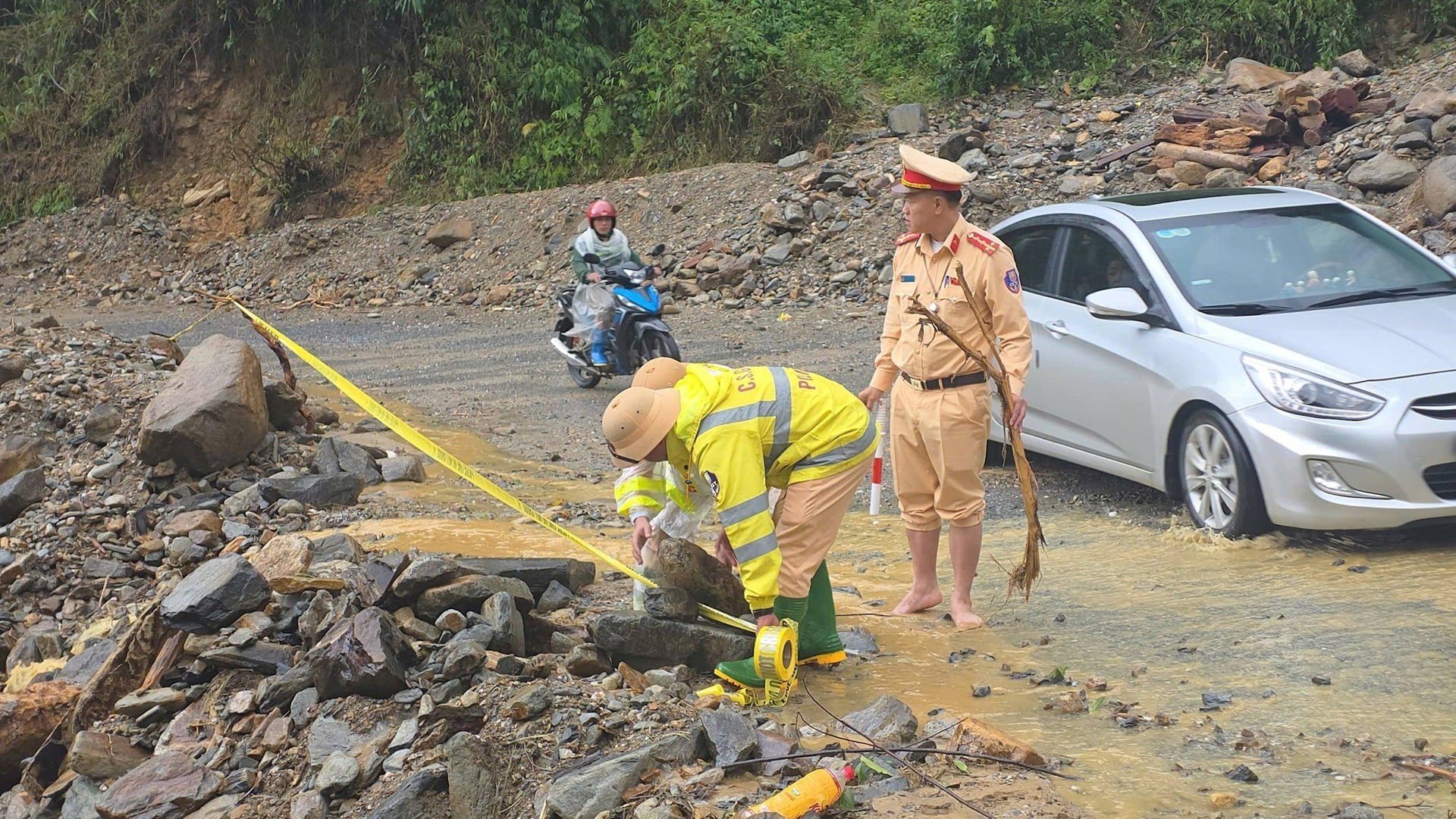 Ngày nghỉ lễ người dân được đi chơi, được về với gia đình, nhưng các chiến sĩ Cảnh sát giao thông tỉnh Lào Cai vẫn hăng say làm việc.