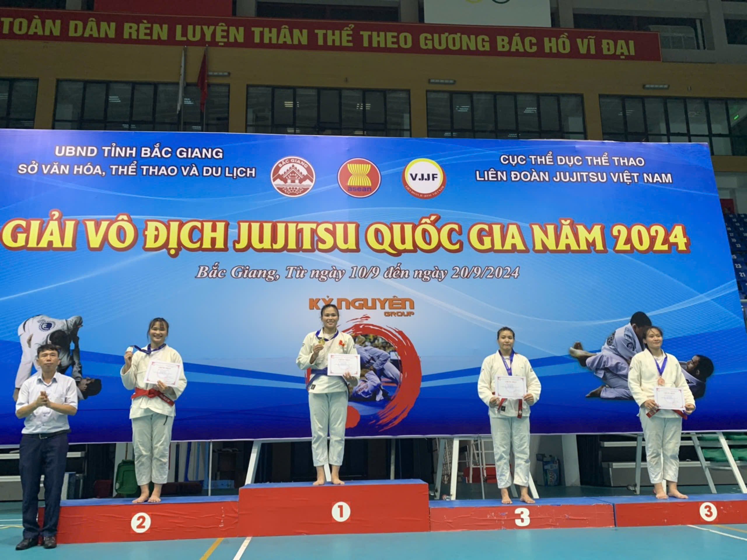 Nhật Quế vinh dự nhận Huy chương Vàng Jujitsu.