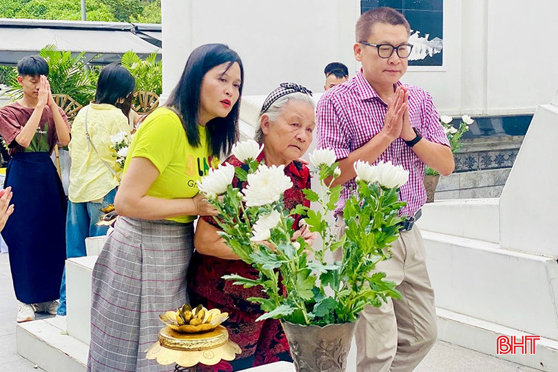 Đông đảo người dân tìm về với Ngã ba Đồng Lộc để dâng nén tâm hương tri ân các anh hùng liệt sỹ.