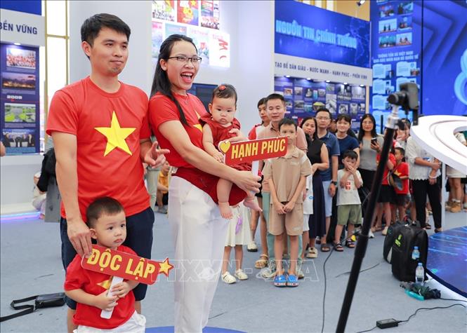 Banyak orang datang ke Area Pameran VNA untuk merekam video dan berfoto dengan sistem kamera photobooth 360 derajat guna mengabadikan momen-momen mengesankan bagi diri mereka sendiri dan keluarga. Foto: Khanh Hoa/VNA