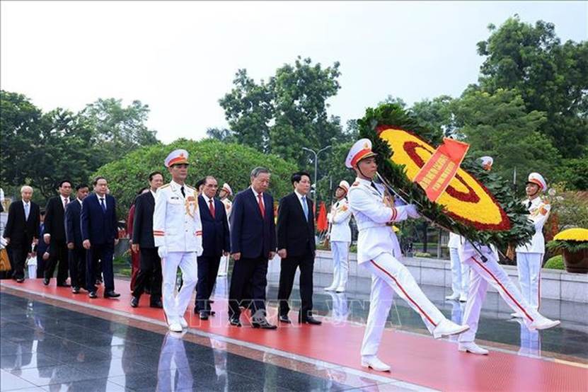 
Lãnh đạo Đảng, Nhà nước đến đặt vòng hoa tại Đài tưởng niệm các Anh hùng liệt sĩ. Ảnh: TTXVN

