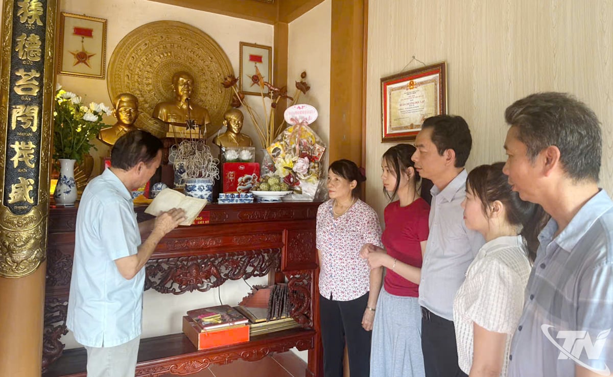 ក្រុមគ្រួសារបានពិនិត្យមើលកំណត់ហេតុដើមរបស់វីរជនទុក្ករបុគ្គល Vu Xuan មុនពេលផ្ទេរវាទៅមជ្ឈមណ្ឌលបណ្ណសារជាតិ III ។