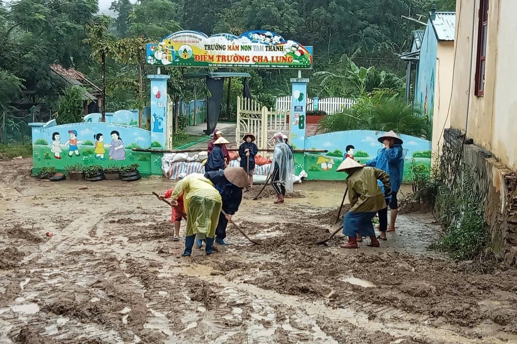 Thầy cô, chiến sĩ đội mưa dọn bùn đất chuẩn bị cho ngày khai giảng - 2