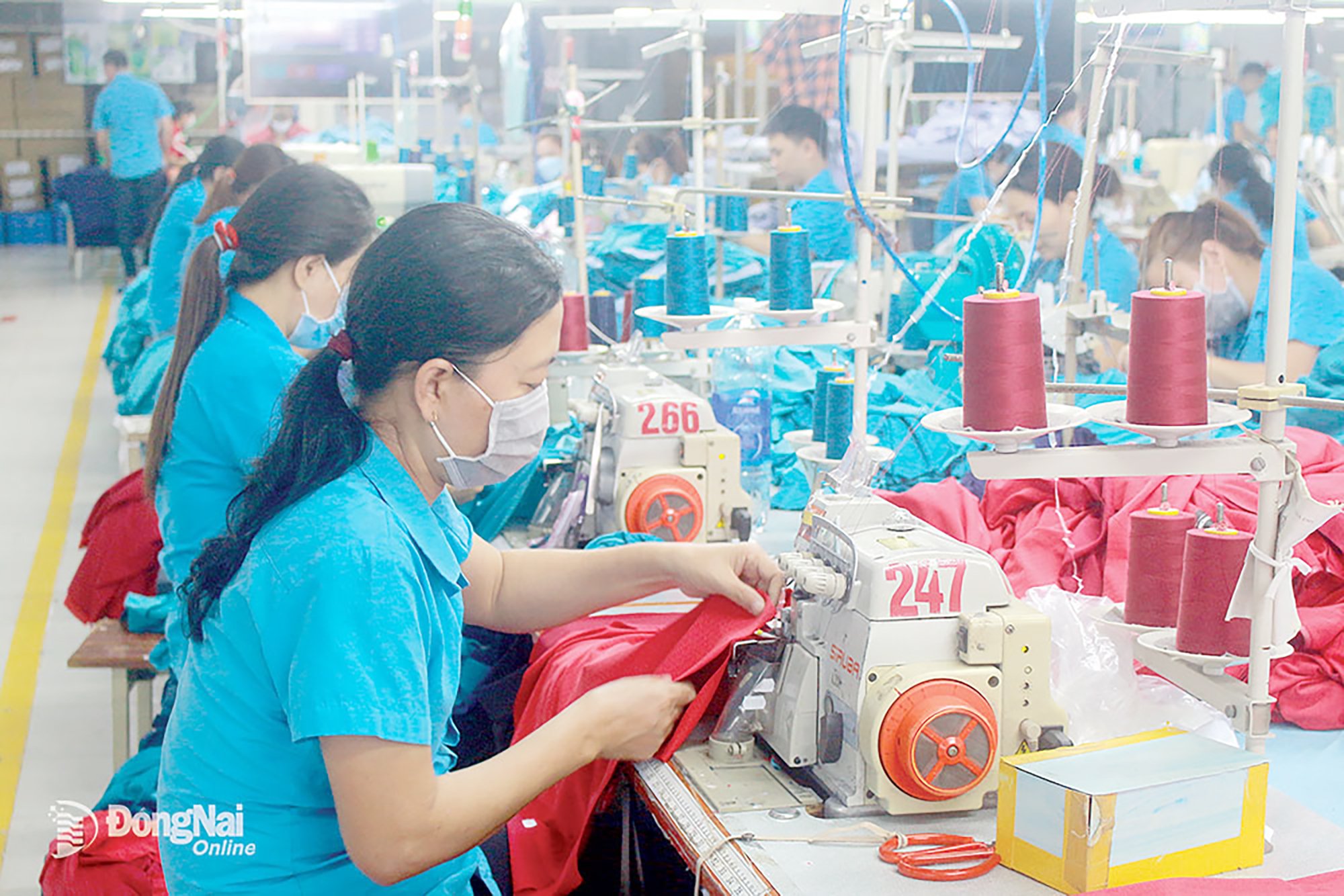 Cu Thanh Company Limited (An Phuoc Commune, Dong Nai Province) کے کارکن پیداوار میں مقابلہ کرتے ہیں۔ تصویر: دستاویز   