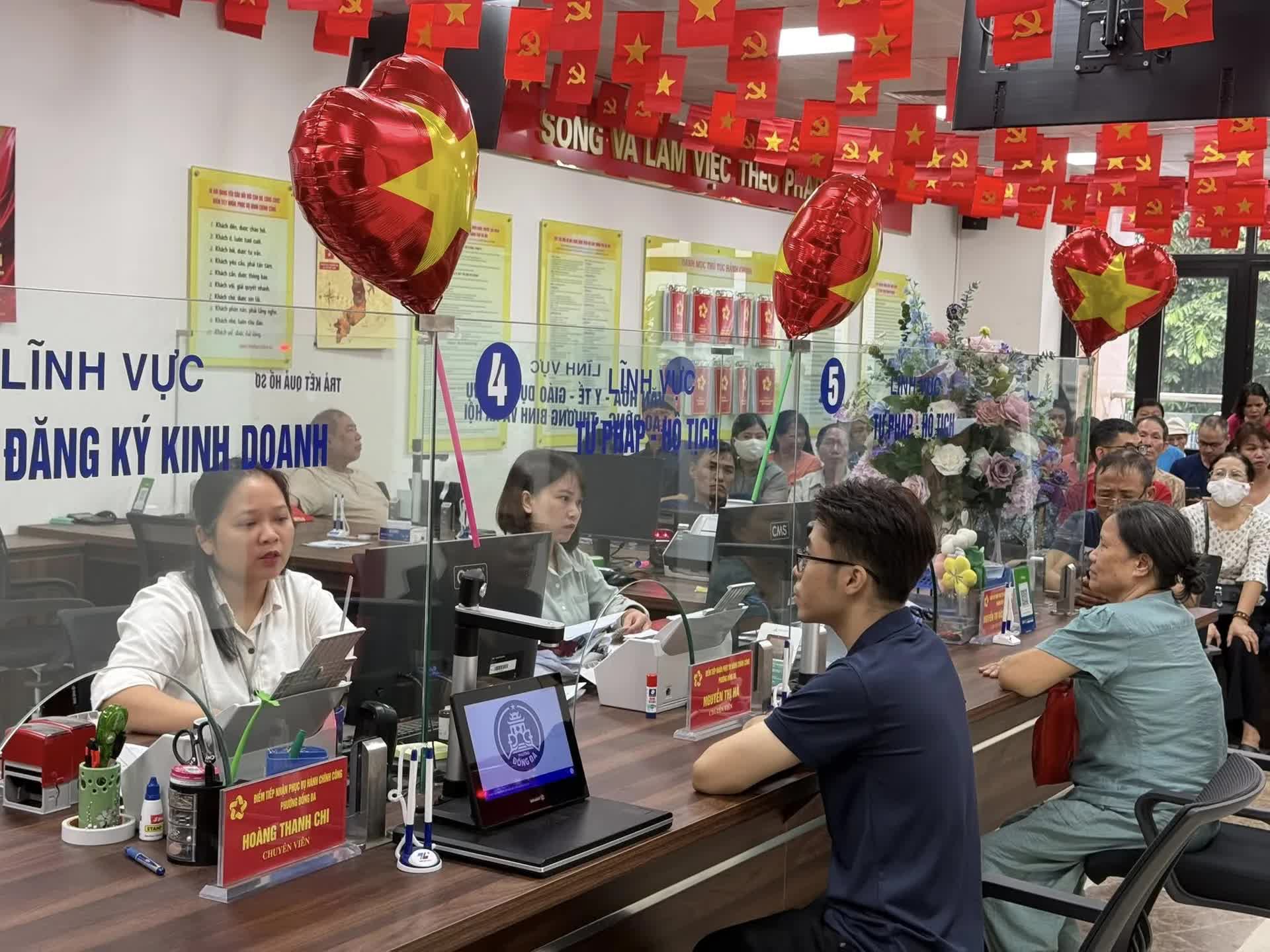 Người dân phường Đống Đa phấn khởi nhận quà nhân kỷ niệm 80 năm Quốc khánh- Ảnh 1.