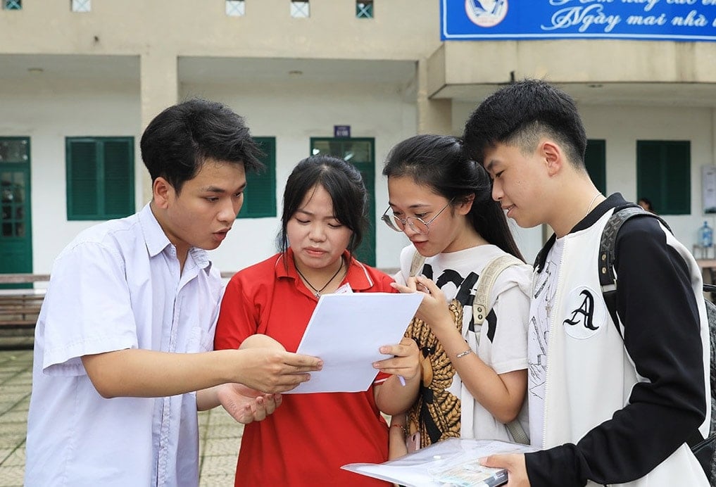 cac-thi-sinh-trao-doi-tai-ky-thi-tot-nghiep-trung-hoc-pho-thong-nam-2025..jpg