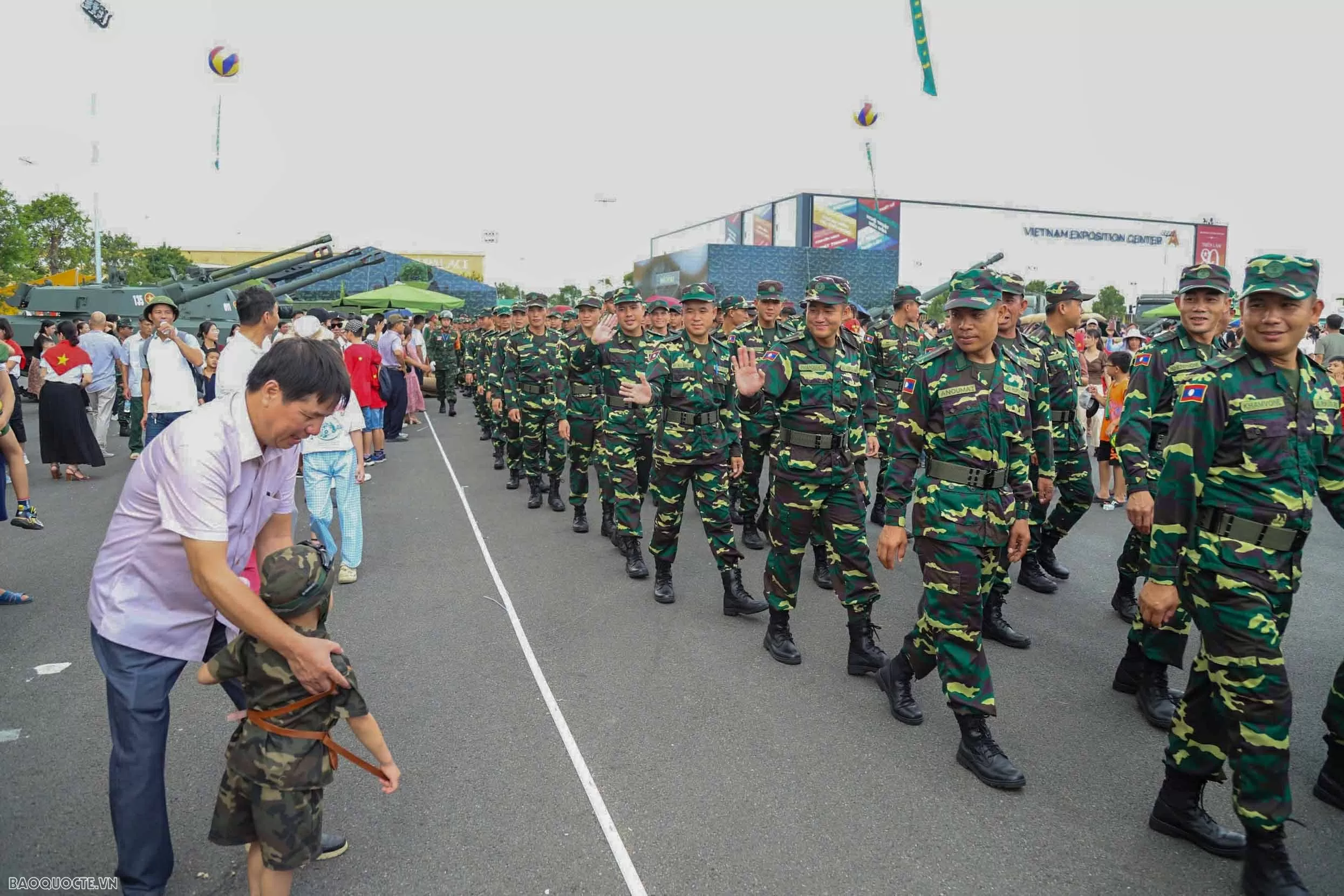 Quân nhân Nga, Lào và Campuchia tham quan Triển lãm thành tựu 80 năm đất nước