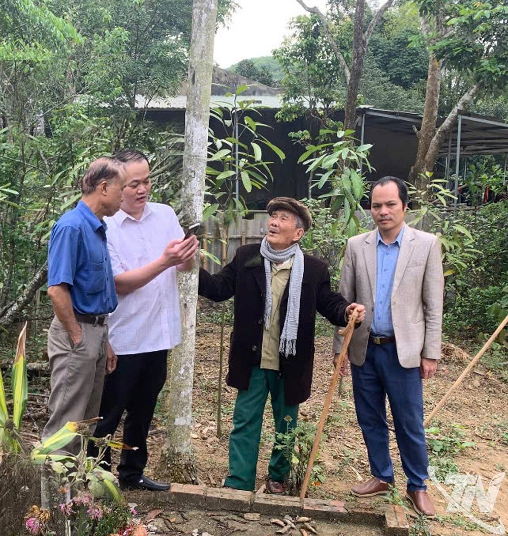 Nhà văn Nông Viết Toại (thứ hai từ bên phải) tại di tích lịch sử Khuổi Cuồng, nơi Bác Hồ nói chuyện với nhân dân thị xã Bắc Kạn (cũ) năm 1951.