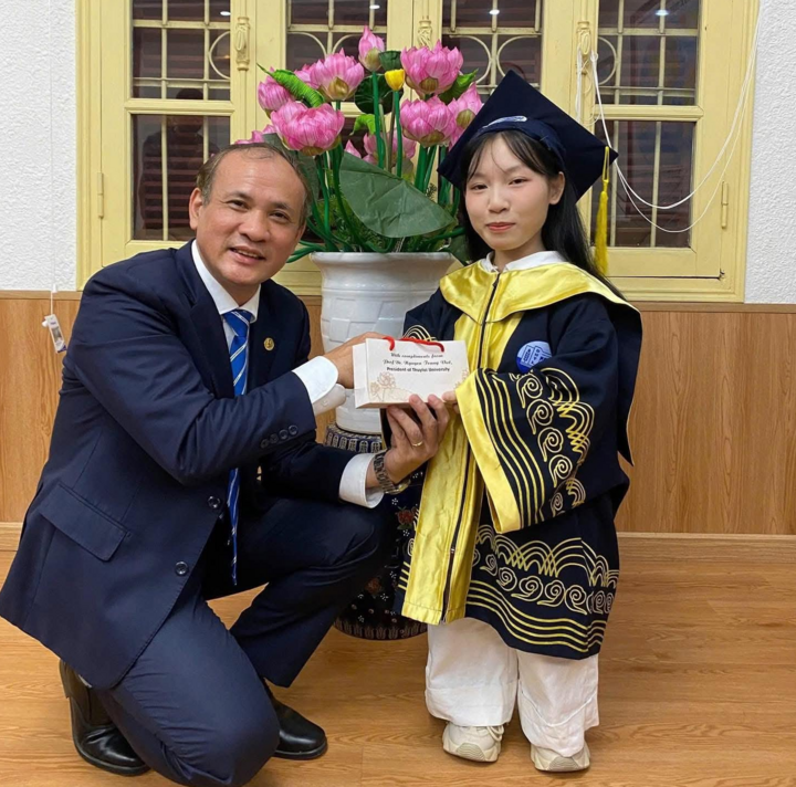 Prof. Dr. Nguyen Trung Viet, Rector of Thuyloi University, and new graduate Nguyen Thi Phuong. (Photo: NVCC)
