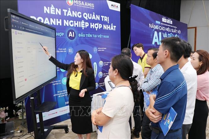 As empresas buscam soluções que apliquem tecnologia e inteligência artificial (IA) para melhorar a eficiência da gestão. Foto: Nguyen Thanh/VNA