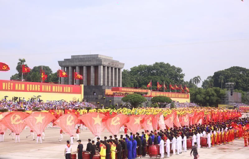 តារា​សម្ដែង​រាប់​ពាន់​នាក់ តើ​ផ្នែក​សិល្បៈ​ពិសេស​អ្វី​ខ្លះ​ក្នុង​ពិធី​អបអរ​សាទរ​ខួប​លើក​ទី​៨០ នៃ​ថ្ងៃ​ទី​២ ខែ​កញ្ញា? -0