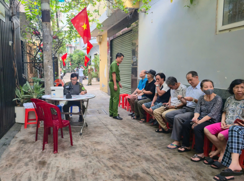 Ho Chi Minh City residents happily receive Independence Day gifts -0