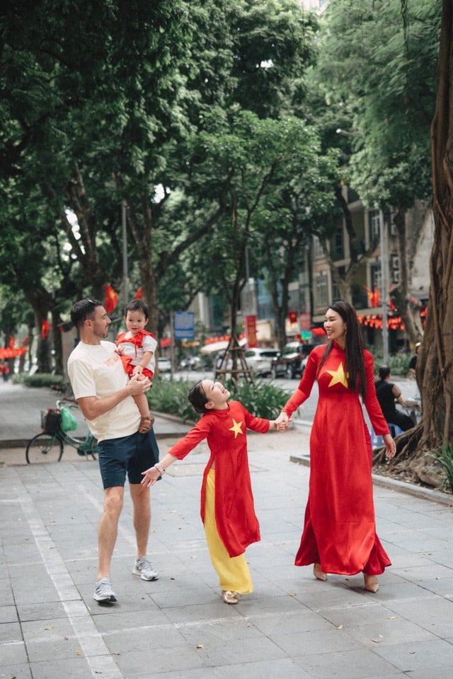 Con gái lai Tây của Hà Anh hanh phúc, hân hoan diện áo dài cờ đỏ sao vàng  - Ảnh 8.