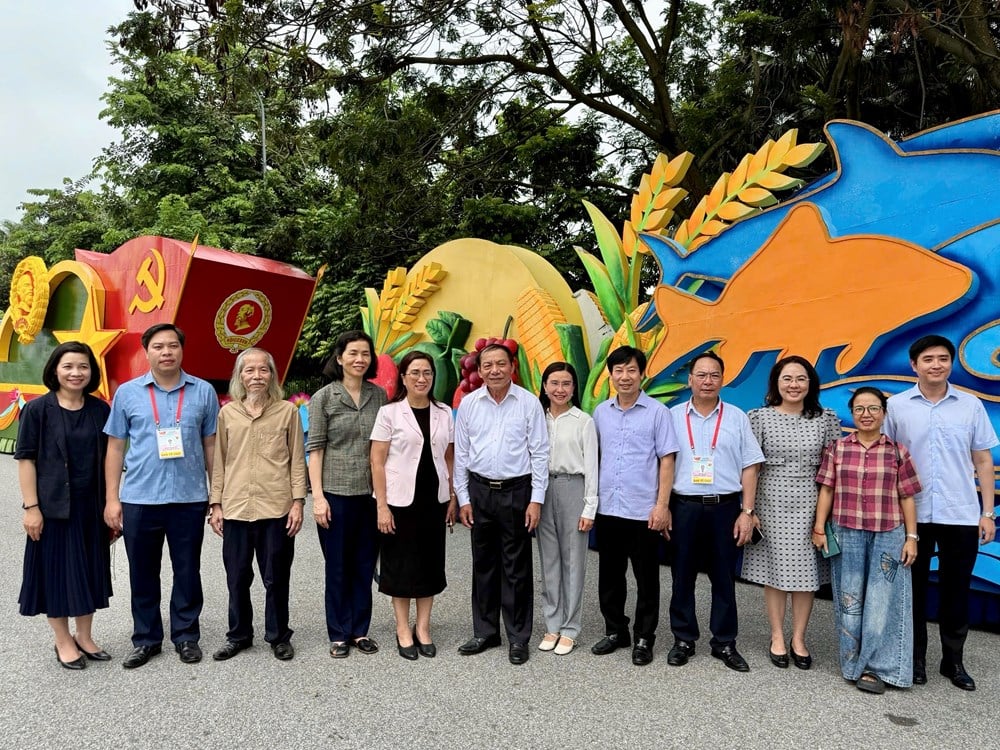 Bộ trưởng Nguyễn Văn Hùng kiểm tra công tác chuẩn bị xe mô hình phục vụ Lễ diễu binh, diễu hành kỷ niệm 80 năm Quốc khánh - Ảnh 1.