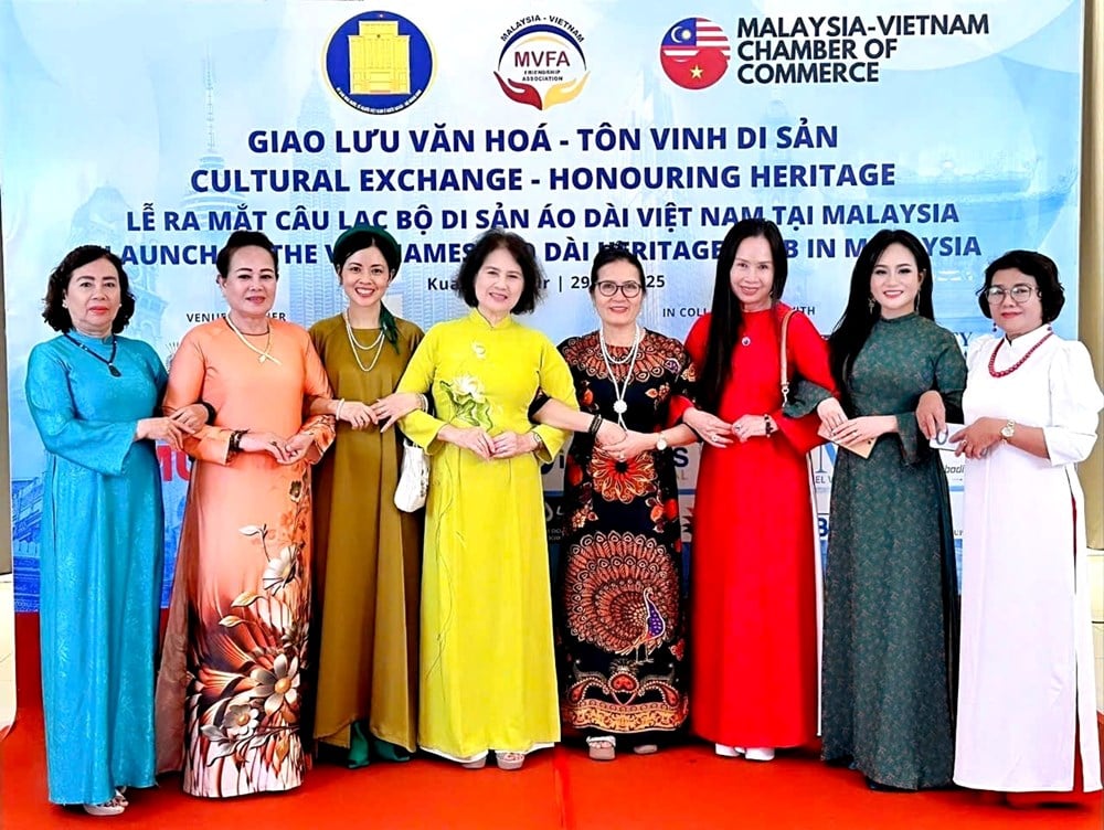 ເປີດ​ຕົວ​ສະ​ໂມ​ສອນ​ມໍ​ລະ​ດົກ​ຫວຽດ​ນາມ Ao Dai ຢູ່ ມາ​ເລ​ເຊຍ - ຮູບ​ທີ 1